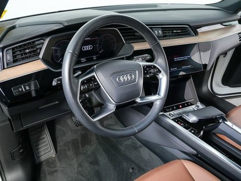 Used 2024 Audi Q8 e-tron Premium Plus image 4