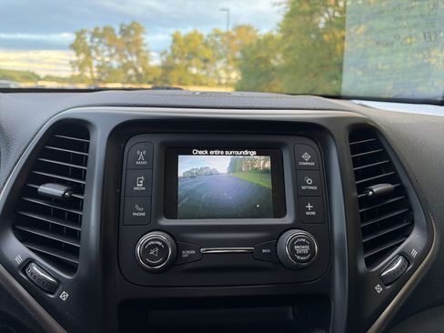 Used 2016 Jeep Cherokee Sport AWD/4WD image 30