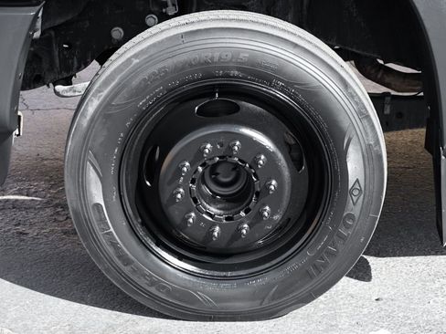 Used 2015 Ford F550 2WD Regular Cab Super Duty image 52