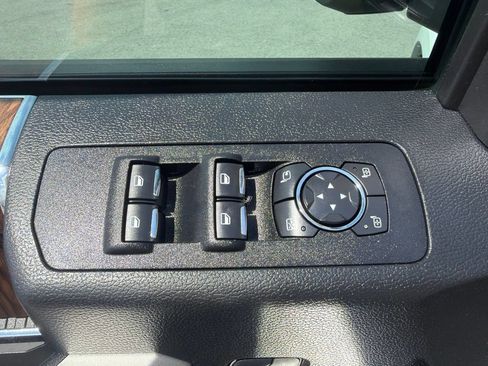 Used 2019 Ford F150 Lariat w/ Equipment Group 502A Luxury AWD/4WD image 30