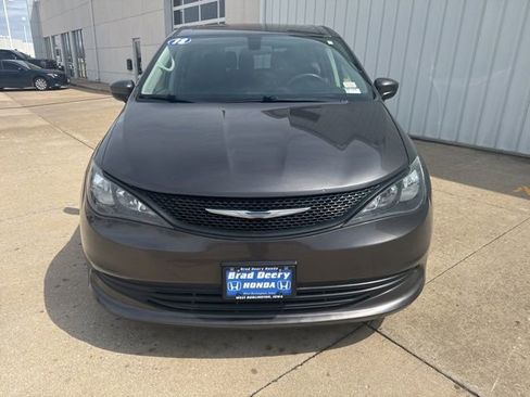 Used 2018 Chrysler Pacifica L FWD image 3