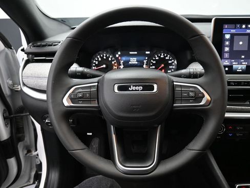 Used 2024 Jeep Compass Latitude image 6