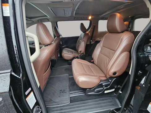 Used 2017 Toyota Sienna Limited Premium image 23