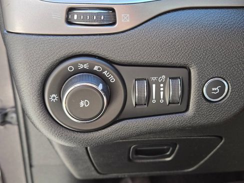 Used 2019 Jeep Cherokee Latitude Plus w/ Comfort/Convenience Group AWD/4WD image 30
