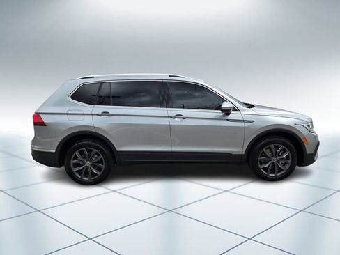 Used 2023 Volkswagen Tiguan SE FWD image 3