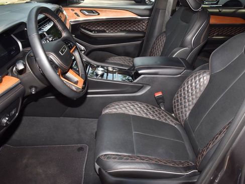 Used 2023 Jeep Grand Cherokee L Summit AWD/4WD image 13