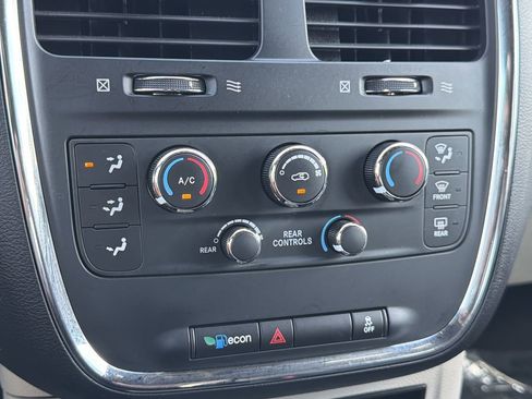 Used 2016 Dodge Grand Caravan SE FWD image 22