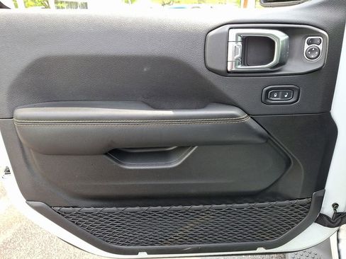 Used 2025 Jeep Wrangler Unlimited Sahara image 10