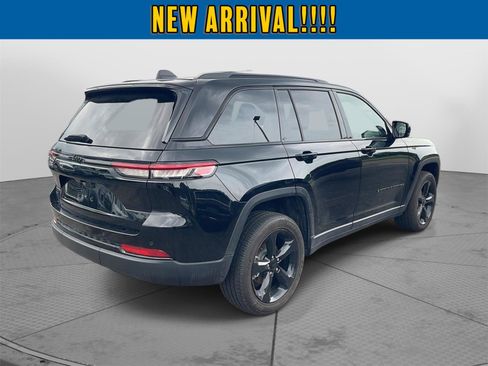 Used 2023 Jeep Grand Cherokee Altitude AWD/4WD image 5