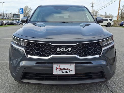 Used 2023 Kia Sorento LX image 2