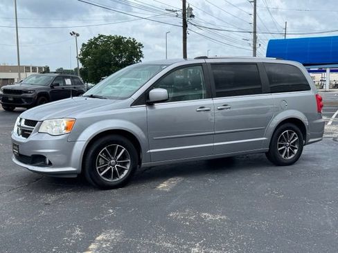 Used 2017 Dodge Grand Caravan SXT FWD image 3