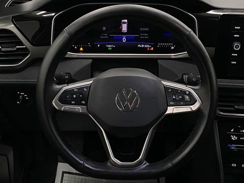 Certified 2025 Volkswagen Taos SE image 13