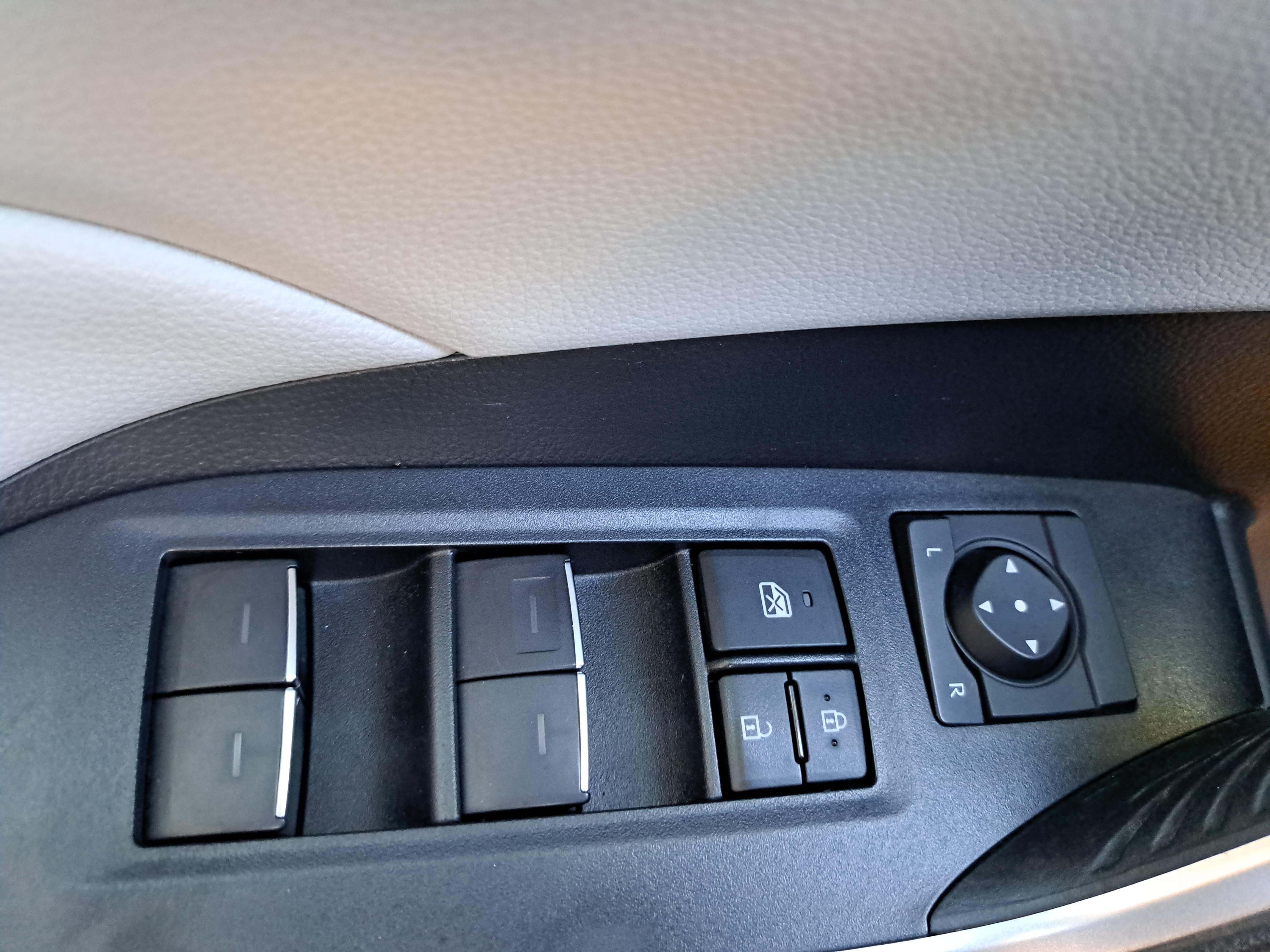 Used 2022 Toyota RAV4 XLE Premium AWD/4WD image 25