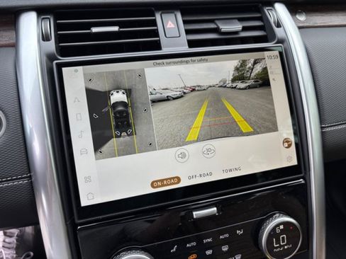 Used 2025 Land Rover Discovery Dynamic SE AWD/4WD image 17