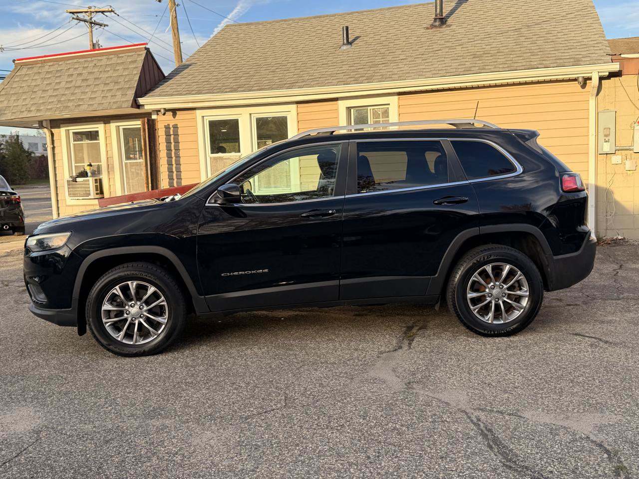 Used 2019 Jeep Cherokee Latitude Plus AWD/4WD image 3