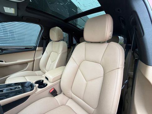 Certified 2025 Porsche Macan image 12
