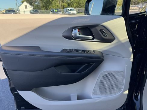 Used 2024 Chrysler Pacifica Touring-L image 2