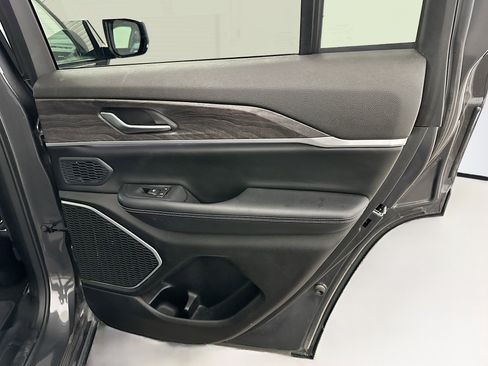 Used 2023 Jeep Grand Cherokee Limited w/ Black Appearance Package image 33