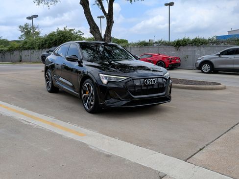 Used 2023 Audi e-tron Premium Plus image 2