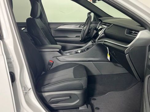 New 2025 Jeep Grand Cherokee Laredo X w/ Luxury Tech Group I image 30