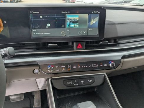 Used 2025 Kia Carnival LX FWD image 16