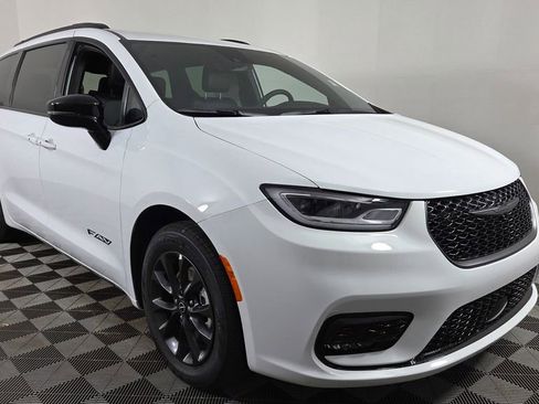 New 2025 Chrysler Pacifica Select w/ Fav Edition Package image 1