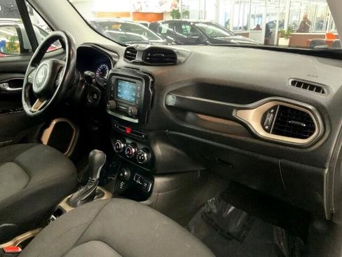 Used 2017 Jeep Renegade Latitude w/ Cold Weather Group image 9