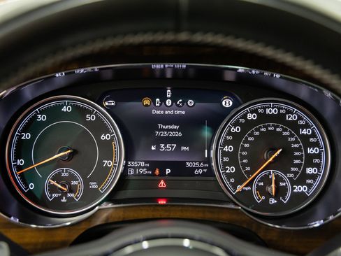 Used 2018 Bentley Bentayga AWD/4WD image 17