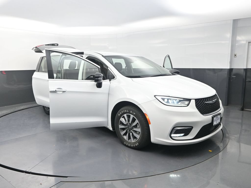 Used 2024 Chrysler Pacifica Limited FWD image 32