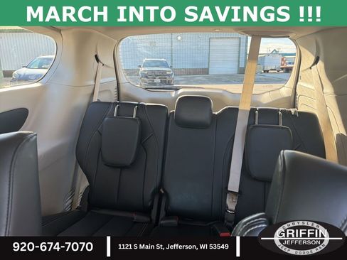 Used 2024 Chrysler Pacifica Select image 18