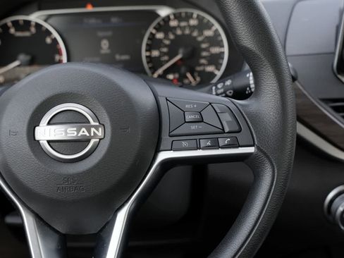 Used 2024 Nissan Altima 2.5 SV FWD image 8