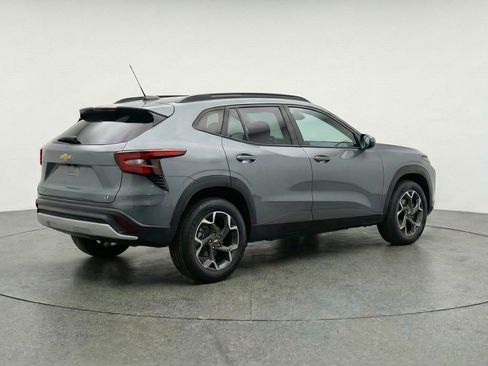 Used 2025 Chevrolet Trax LT FWD image 9