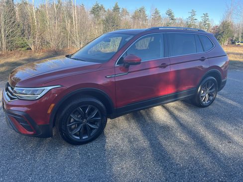 Used 2023 Volkswagen Tiguan SE image 1