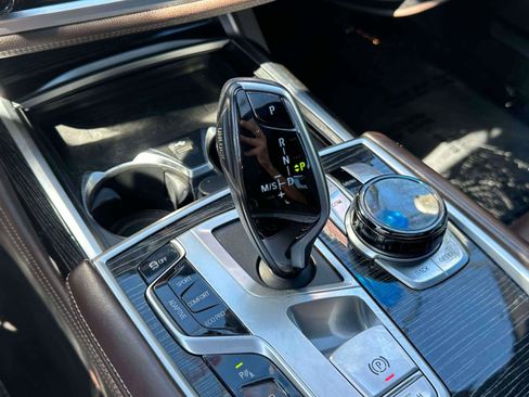 Used 2021 BMW 750i xDrive w/ Executive Package image 32