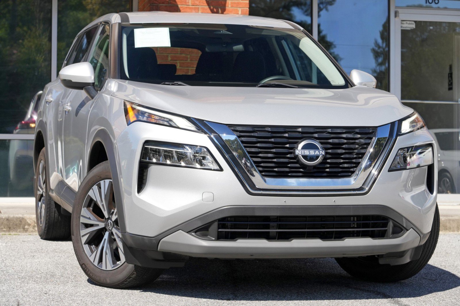Used 2022 Nissan Rogue SV FWD image 2