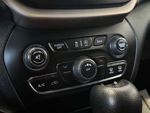 Used 2016 Jeep Cherokee Latitude w/ Cold Weather Group image 19