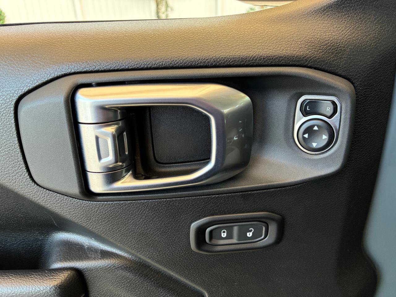 Used 2024 Jeep Gladiator Sport AWD/4WD image 9