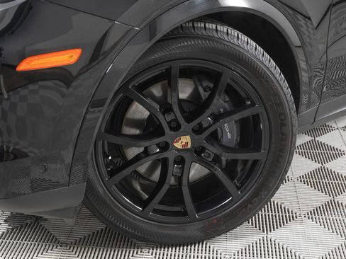 Used 2024 Porsche Cayenne image 32