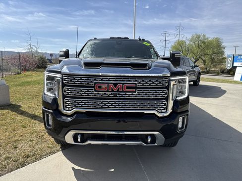 Used 2022 GMC Sierra 3500 Denali w/ Denali Black Diamond Edition image 9
