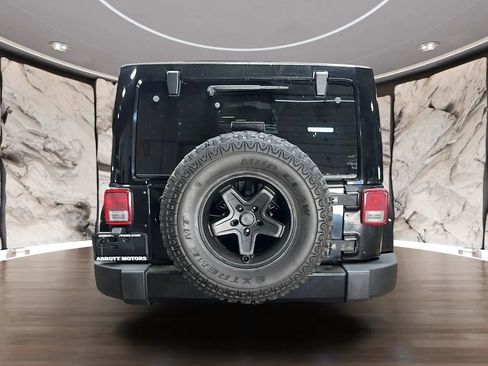 Used 2014 Jeep Wrangler Unlimited Sahara w/ Connectivity Group AWD/4WD image 3