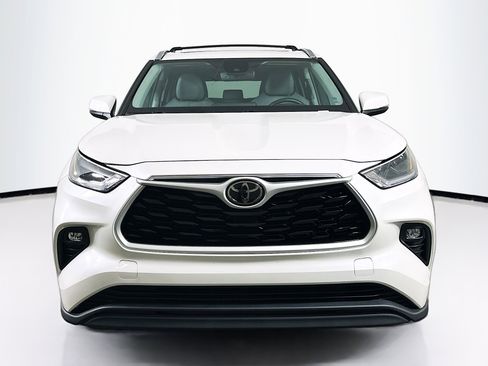 Used 2021 Toyota Highlander XLE AWD/4WD image 2