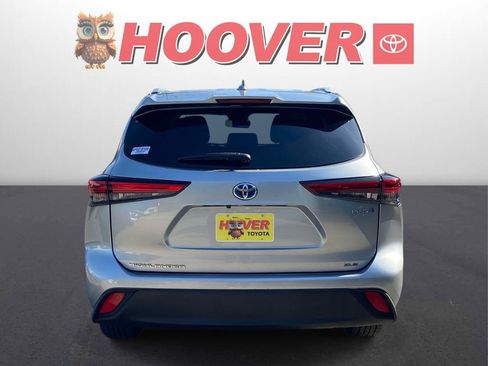 Used 2023 Toyota Highlander XLE FWD image 3