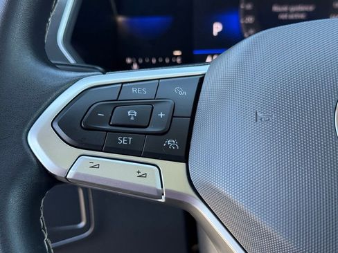 Used 2022 Volkswagen Tiguan SE w/ Panoramic Sunroof Package image 18