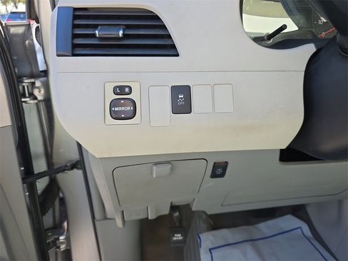 Used 2011 Toyota Sienna LE image 20