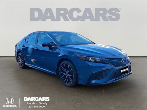 Used 2024 Toyota Camry SE FWD image 1