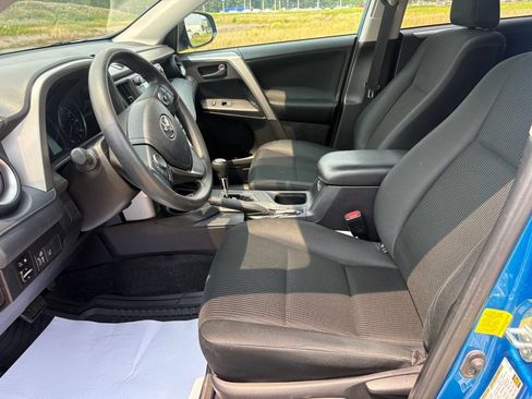Used 2018 Toyota RAV4 LE w/ All Weather Liner Package FWD image 5
