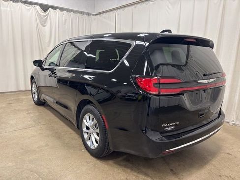 Used 2026 Chrysler Pacifica Limited FWD image 7
