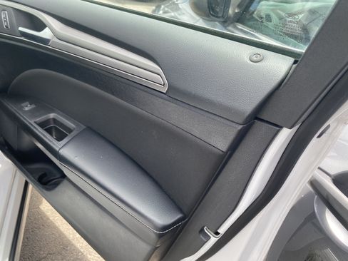 Used 2019 Ford Fusion SE FWD image 19