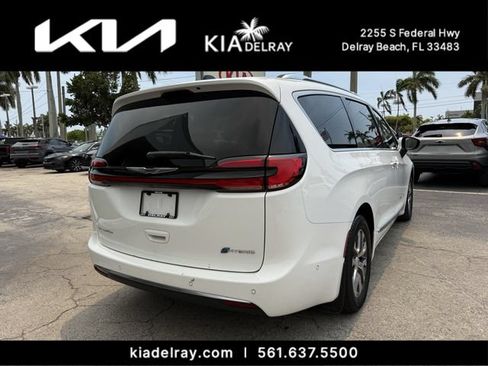 Used 2023 Chrysler Pacifica Pinnacle FWD image 3