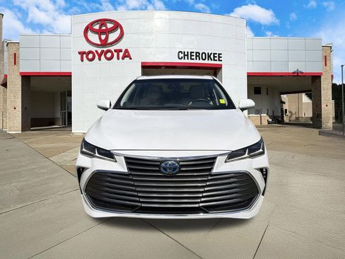 Used 2020 Toyota Avalon Limited image 2